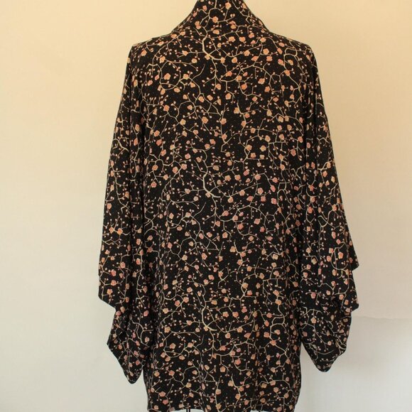 Vintage Women's Kimono, Short Haori in Black with Asian Floral Print Robe - Picture 9 of 10